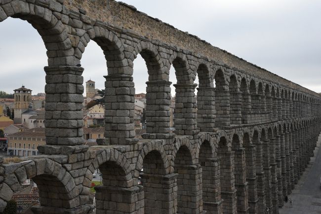 スペインの旅51日目。Madrid3日目。早朝7:40amホテルを出て100km離れた世界遺産の街セゴビアへ行く。ローマ時代の水道橋が残る風情ある古都。ディズニー映画「白雪姫」のモデルになった城“アルカサス”も美しかった。楽しかったスペインの旅もあと僅かで終わり。