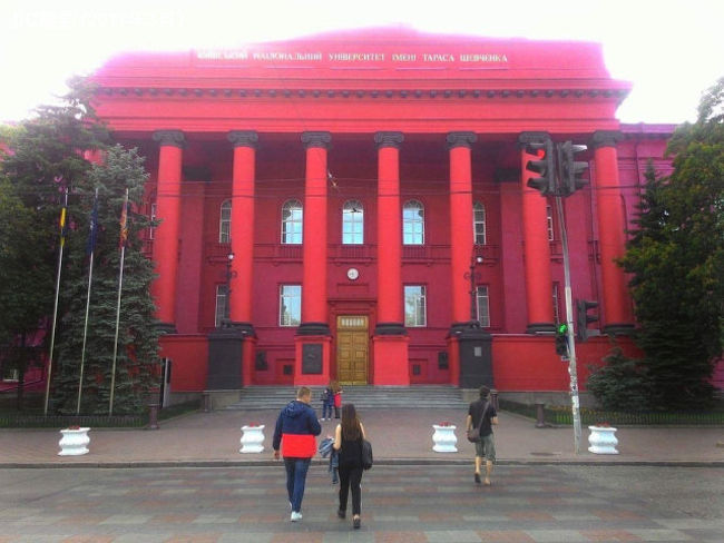 　2017年3月にウクライナの首都・キエフで1カ月間ロシア語の短期留学をしました。研修先は、タラス・シェフチェンコ記念キエフ国立大学です。<br /><br />　学費は1ヶ月で2500グリブニャ、日本円で10000円するかしないかくらいの安さでしたが、授業はかなり高レベルなロシア語範囲を扱っており、自分としてはとても満足できる学習環境でした。<br /><br /><br />■授業料は安いが授業内容は高レベル<br /><br />　クラスは、最初にどのレベルの授業を受けたいかを聞かれ、実際にクラスの授業に参加してみて決めることができます。テストや面接は全然ありませんでした。授業の時間は13：00?17：20と午後に設定されており、各国から来た外国人学生と一緒に授業を受けます。自分のクラスにはチェコ人、スペイン人、トルコ人、イタリア人がおり、日本人は自分を含めて2人しかいませんでした。<br /><br />　授業内容は、文法、ウクライナの歴史を題材にした文章の読解、早口言葉を用いた発音矯正など、中上級者向けの内容でした。とりわけ文法の授業は高度な文法事項を扱っており、ロシア語力をさらに伸ばしたい人にお勧めです。もちろん初心者クラスもありますが、ある程度のロシア語力がないと授業を受けさせてもらえないこともあるようです。<br /><br />　キエフ言語大学にも問い合わせたのですが、学期ごとに学費を納めるシステムで、1カ月間の留学でも減額されないため、キエフ国立大学を選びました。しかし、キエフ言語大学の学費も半期で500ドルと日本では考えられないくらい安く、授業は国立大学とは逆に会話中心の内容だったので、ニーズに合わせてどちらの大学にするか決めるといいと思います。
