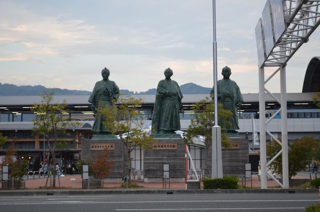 徳島からレンタカーで高知へ来たのですが、途中高速はトンネルだらけ。四国って山だらけなんですね。<br />ちょっと単調な運転操作で時々睡魔が…<br />レンタカーでホテルまで行って、荷物を降ろしてから車を返却しに行きました。<br />レンタカー屋さんから高知駅へ立ち寄ったり、「夕食は何にしようかしら？」と話しながらホテルに戻りました。<br />結局、ホテル向かいの居酒屋さんで決定となりました。