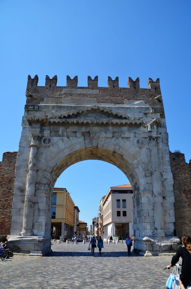 リミニは古代ローマ時代から中央イタリア（フラミニア街道）と北イタリア（エミリア街道）の起点となる要衝の都市で古代、中世の遺跡が残っていました。<br />半日だけの観光だったので海岸まで足を伸ばせなかったのが残念であった。<br /><br />
