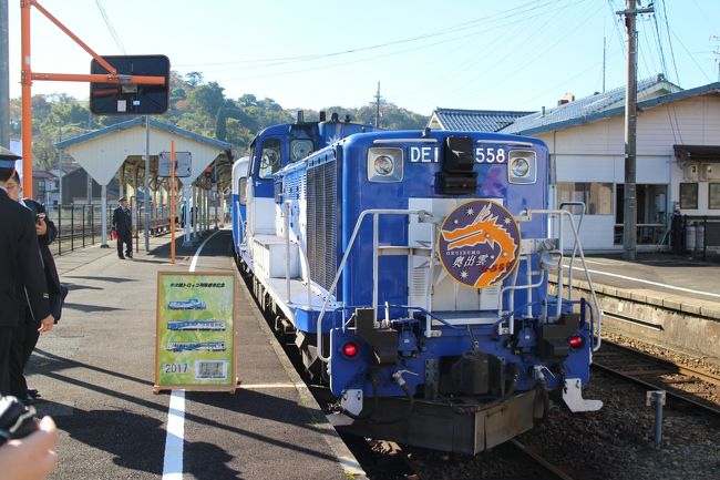 土休日を中心に運転している全車指定席の観光列車が奥出雲おろち号。紅葉のこの時期は毎日運転で手軽に利用できる。<br />今回は奥出雲おろち号乗車をメインに、終点の備後落合からは芸備線を利用し三次までをたどる。<br />奥出雲おろち号は満席の盛況。ただこの日は備後落合駅からの接続列車はなし・・・<br />芸備線では比婆山駅。この駅近くの郵便局は風景印配置局。たぶん、これから訪問することはないであろう土地の記録を綴る。