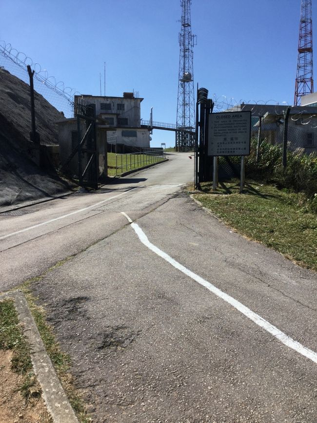 香港最高峰といっても1000メートルもない山です。<br />頂上に観測所があり職員用の自動車道を歩くことになります、ガリンペイロでございますこんにちは<br /><br />車が走る道を歩くぶんには楽なのですが歩く距離が伸びるのでショートカットしながら登りました。<br />自転車で頂上を目指す人やトレイルランする人もいて健康的ですね。<br /><br />・タイモーシャンは漢字で「大帽山」と書きますが、間違えて「タイモーション」と言っても結構通じてました。