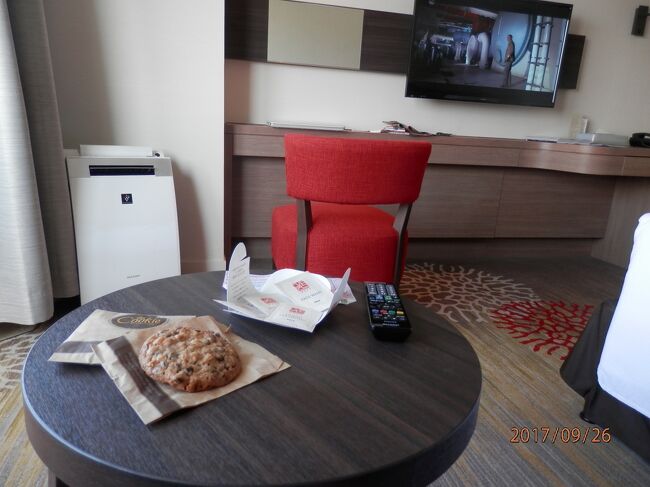 26火曜2午後歩いてダブルツリーホテルと朝食<br />写真は170926-1506.ダブルツリーbyヒルトン首里城チェックイン後、あったか出来立てクッキーいただく。テーブルに置いてあったかいうちに食べます。<br />宿泊はダブルツリーbyヒルトン首里城ホテル4泊<br />事前に15時チェックインと申し込む。遅れる前に要電話098-886-5454<br />