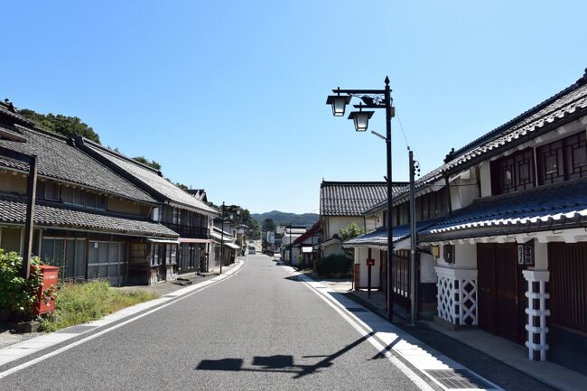 旅の行程<br />９月２８日　郷原宿、村井宿<br />９月２９日　松本、会田宿、稲荷山宿<br />９月３０日　戸隠<br /><br />長野県松本市にある会田宿は、慶長１９年（１６１４年）に中山道の洗馬宿と北国街道の篠ノ井追分を結ぶために整備された善光寺街道（北国西往還）の宿場町の一つで、松本市で最も北にある宿場町でした。<br /><br />戦国時代は伊勢神宮領として置かれていた会田御厨の地頭職を務めた会田氏の領地で、この地方の政治、経済の中心地として発展し、早くから宿場が形成されていて、善光寺街道（北国西往還）が整備されると、松本と善光寺平や上田を結ぶ交通の要衝に位置する宿場町として大いに賑わいました。<br /><br />文久３年（１８６３年）の記録によると家数１１７軒ほどの規模があり、本陣１軒、脇本陣１軒、問屋場２軒、旅籠屋１４軒、茶屋３軒、馬牛宿３軒となっています。<br /><br />明治３５年（１９０２年）、現在のＪＲ篠ノ井線の開通とともに宿場町としての役割を終えますが、今も白漆喰塗籠めの町家や土蔵など、宿場町当時の面影を色濃く留める町並みが残っています。