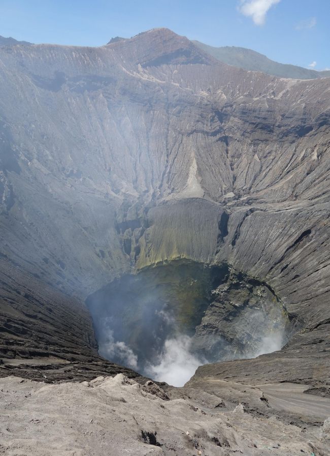 4トラでインドネシアのイジェン火山でブルーファイヤーが見れると知りました。<br />ちょうど同じタイミングで、娘がスラバヤに住む友人にブロモ山のトレッキングに誘われた。<br />ブロモ山とイジェン火山セットで行けると知り、娘に付いて私もジャワ島へ行くことにしました。<br />その時の話は総集編で。<br />https://4travel.jp/travelogue/11293117<br /><br />この日は、今回の旅の2つの目的のうちの1つ。<br />ブロモ山に向かいます。<br />まずはプナンジャカン山からブロモ山とサンライズをみてブロモ山にのぼりました。<br />天気に恵まれない私が無事にサンライズを見ることが出来、刻々とかわるブロモ山の様子に感動しました。<br />ブロモ山の火口では切ない思いも。<br />ブロモ山、沢山の思い出をありがとう。