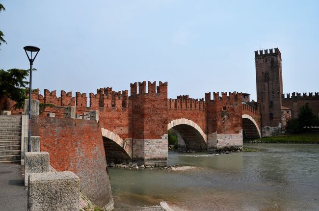 ヴェローナのアディジェ川の畔に突如として中世の世界に迷い込んだ錯覚を覚えるところでした。<br />中世時代この辺りを統治していたスカラ家によりカステルヴェッキオ城とスカリジェロ橋が築城されました。<br />戦災で爆破されたスカリジェロ橋ですが見事に再建されたのを疑いほどの中世の味が表されていました。<br /><br /><br />