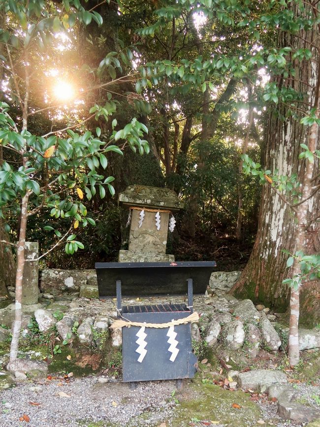 祓殿王子 ─はらいどおうじ─ <br />現在の熊野本宮大社裏と目と鼻の先に祓殿王子がある。祓所とも祓戸とも呼ばれるが、要は熊野本宮大社に入る前ここで心身を祓い清め、新たな想いで熊野本宮大社に詣でるためだ。現在もこの習慣は守られ、多くの人々が想いを新たに本宮大社に向かう。(http://www.hongu-kataribe.jp/ より引用)<br /><br />http://www.tb-kumano.jp/kodowalk/course/hossinmon-hongutaisha/<br />http://www.kumano-yorimichi.com/area4/hong-fusi-01.html<br /><br />中辺路とは、和歌山県南部の道路で熊野街道紀伊路の一部。<br />田辺市から海岸に沿う大辺路と分れ、紀伊山地を越えて熊野三山へ通じる参詣路で、本宮までは国道 311号線にほぼ相当する。古くから熊野街道の本通りとされ、沿道には王子社がまつられ、紀州藩の伝馬所もおかれていた。<br />(http://d.hatena.ne.jp/keyword/%C3%E6%CA%D5%CF%A9 より引用)<br /><br />中辺路ウォークコース<br />世界遺産に登録されている熊野古道の中でも人気なのが、『中辺路(口熊野・田辺~熊野本宮大社)』のウォークコース。熊野古道のゴールデンルートとも呼ばれる、もっとも人気のコースです。<br />熊野古道・中辺路 については・・<br />http://www.tb-kumano.jp/kodowalk/<br />http://www.hongu.jp/kumanokodo/<br />http://www.hongu.jp/kumanokodo/walk/<br /><br />高野山・熊野三山・中辺路をゆくハイキング3日間<br />その昔、熊野三山詣でを行う人々が通る道を、豊かな自然の中、旅人に思いをはせながら歩きましょう。世界遺産・熊野古道のみどころを3日間かけてじっくりと語り部同行で歩きます <br />■熊野古道 <br />紀伊半島南部にあたる熊野の地と伊勢や大阪・和歌山、高野及び吉野とを結ぶ古い街道の総称で、「熊野街道」とも呼ばれています。 <br />■中辺路 <br />田辺と熊野本宮大社を結び、かつて上皇や女院が参詣路とし、後鳥羽上皇が歌会を催したとされる近露王子をはじめ、王子と呼ばれる神祠が数多く現存する道です杉林に囲まれた神聖な雰囲気の山道が続きます<br /><br />2 紀州みなべ温泉--★滝尻王子--熊野古道・中辺路ハイキング(道の駅--牛馬童子像--近露王子--発心門王子--水呑王子--★熊野本宮大社--大斎原)--串本温泉・串本ロイヤルホテル(泊) <br />※歩行:約9km、約4時間 <br /><br />