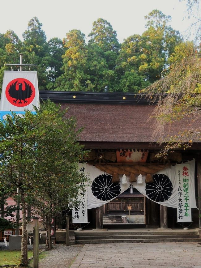 熊野本宮大社（くまのほんぐうたいしゃ）は和歌山県田辺市本宮町本宮にある神社。熊野三山の一つ。家都美御子大神（けつみみこのおおかみ、熊野坐大神〈くまぬにますおおかみ〉、熊野加武呂乃命〈くまぬかむろのみこと〉とも）を主祭神とする。1915年に官幣大社に昇格した。<br />現在の社地は山の上にあるが、1889年（明治22年）の大洪水で流されるまで社地は熊野川の中州にあった。明治以後、山林の伐採が急激に行われたことにより山林の保水力が失われ、大規模な洪水が引き起こされ、旧社地の社殿は破損した。現在、旧社地の中州は「大斎原」（おおゆのはら）と呼ばれ、日本一高い大鳥居（高さ33.9m、横42m、鉄筋コンクリート造、平成12年完成）が建っている。熊野川中洲にあった旧社殿は破損し、上四社のみが現社地に再建された。本殿の建築様式：第一・二殿は入母屋造、第三・四殿は正面切妻造向拝付、背面入母屋造。これらの社殿は明治22年（1889年）の洪水では流出を免れ、現社地に移築されたものである。各建物は入母屋造屋根を用いる点、木割が太く、装飾の少ない簡素な構成とする点に特色があり、床下に連子窓を設けるなど、細部形式にも特色がある。社殿の形式や配置は中世の絵画資料にみられるものと一致し、古くからの形式を保持していることがわかる。中四社および下四社の社殿は再建されず、旧社地に2基の石祠が建てられた。<br /><br />「熊野権現垂迹縁起」によると、熊野坐大神は唐の天台山から飛来したとされている。熊野坐大神（家都美御子大神）は、須佐之男命とされるが、その素性は不明である。太陽の使いとされる八咫烏を神使とすることから太陽神であるという説や、中州に鎮座していたことから水神とする説、または木の神とする説などがある。<br />（フリー百科事典『ウィキペディア（Wikipedia）』より引用）<br /><br />熊野本宮大社　については・・<br />http://www.hongutaisha.jp/<br /><br />中辺路ウォークコース<br />世界遺産に登録されている熊野古道の中でも人気なのが、『中辺路（口熊野・田辺～熊野本宮大社）』のウォークコース。熊野古道のゴールデンルートとも呼ばれる、もっとも人気のコースです。<br />熊野古道・中辺路　については・・<br />http://www.tb-kumano.jp/kodowalk/<br />http://www.hongu.jp/kumanokodo/<br />http://www.hongu.jp/kumanokodo/walk/<br /><br />高野山・熊野三山・中辺路をゆくハイキング3日間<br />その昔、熊野三山詣でを行う人々が通る道を、豊かな自然の中、旅人に思いをはせながら歩きましょう。世界遺産・熊野古道のみどころを３日間かけてじっくりと語り部同行で歩きます <br />■熊野古道 <br />紀伊半島南部にあたる熊野の地と伊勢や大阪・和歌山、高野及び吉野とを結ぶ古い街道の総称で、「熊野街道」とも呼ばれています。 <br />■中辺路 <br />田辺と熊野本宮大社を結び、かつて上皇や女院が参詣路とし、後鳥羽上皇が歌会を催したとされる近露王子をはじめ、王子と呼ばれる神祠が数多く現存する道です杉林に囲まれた神聖な雰囲気の山道が続きます<br /><br />2 紀州みなべ温泉--★滝尻王子--熊野古道・中辺路ハイキング(道の駅--牛馬童子像--近露王子--発心門王子--水呑王子--★熊野本宮大社--大斎原)--串本温泉・串本ロイヤルホテル(泊)　 <br />※歩行:約９km、約４時間　 <br />