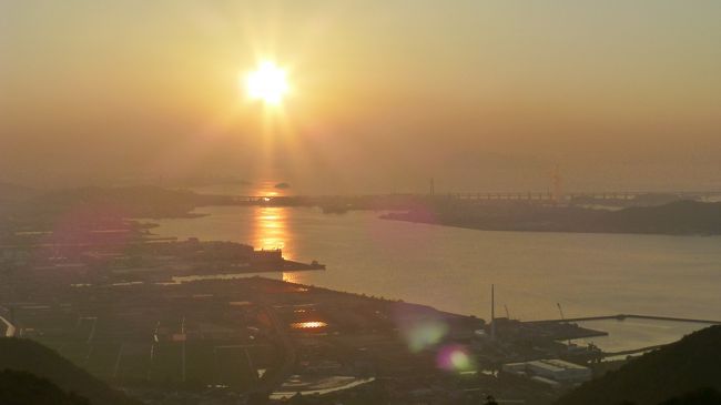 　半年振りの道外旅行・・・　３８番目の宿泊県となる		<br />香川県に行ってきました。残る未泊の県は9県と	一桁になったので<br />全県制覇までもうひとふん張りだ。							<br />今回宿泊するのは坂出市の高台にある『休暇村讃岐五色台』							<br />高速バスで神戸三宮から大鳴門橋を通り高松へ。			<br />ここから送迎バスで約３０分、瀬戸内海を見渡す絶好のロケーションに<br />宿があります。（夕陽を見たくてここに来ました）							<br />翌日は未泊の高知県行きも考えたが、好きな長野県の風景に魅かれ	<br />JRフルムーンパス５日間を利用して甲信越方面へ。							<br />