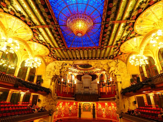 バルセロナ初日の夜は、カタルーニャ音楽堂でフラメンコ鑑賞をして過ごした。<br />目的はフラメンコはもとより、夜のカタルーニャ音楽堂を見ること。<br />翌日ガイドツアーにも参加したが、ガイドツアーとコンサートでは音楽堂の見せる顔は全く異なり、観客の熱気、煌々と光る照明、ブルーに輝くステンドグラスのシャンデリアは、音楽堂を幻想的な空間に仕立て上げていた。<br />フラメンコ自体も、観光客向けの演目だったとは思うが、門外漢には充分の内容だった。<br />"魅惑のスペイン"に触れた一夜となった。<br /><br />【夜のバルセロナの天気】--------------------------------------------------<br />快晴 最高25度 最低17度<br />コートなしで街歩き可。<br /><br />【旅程】--------------------------------------------------<br />10/10(火)~10/19(木) 8泊10日 <br /> 1日目 羽田→ミュンヘン(ミュンヘン泊)<br /> 2日目 ミュンヘン(ミュンヘン泊)<br /> 3日目 ノイシュヴァンシュタイン城へ現地ツアー(ミュンヘン泊)<br /> 4日目 オーストリアへ日帰り旅(ミュンヘン泊)<br /> 5日目 ミュンヘン→ビルバオ(ビルバオ泊)<br />★6日目 ビルバオ→バルセロナ(バルセロナ泊)<br /> 7日目 バルセロナ(バルセロナ泊)<br /> 8日目 バルセロナ→フランクフルト(フランクフルト泊)<br /> 9日目 フランクフルト→セントレア(機中泊)<br /> 10日目 帰国