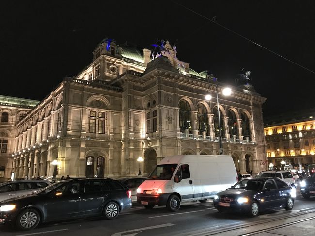 ブダペストの旅行案を練っていたところ、ウィーンまで電車で３時間弱で移動できることが判明。ウィーンに入り、ブダペストに移動する計画に変更。街は治安がよく、ウィンドウショッピングだけでもかなり楽しい。そして古い建物がかなり残っているので、歴史を肌で感じることができる。