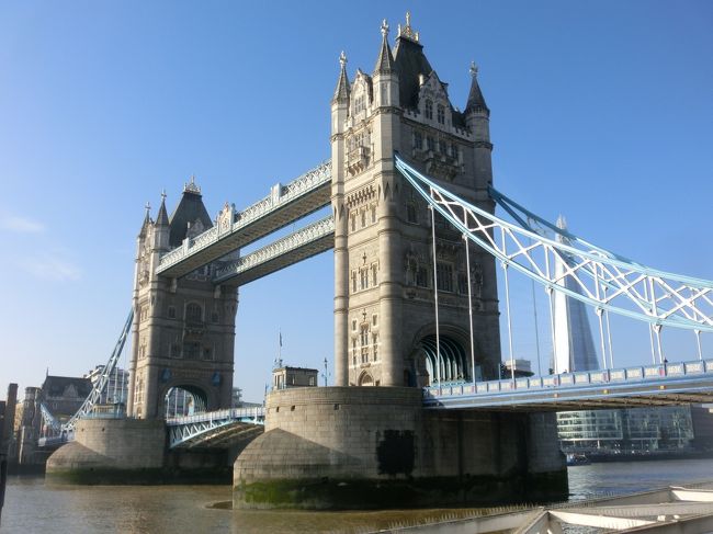 飛行機内でゆっくり休めたので、早朝着にもかかわらず、精力的にロンドン市内観光をすることが出来た。<br /><br />今回の旅行費用の5分の4は航空券代。<br />ロンドン滞在は節約の連続だった。ケチケチ<br />それもまた楽しい♪