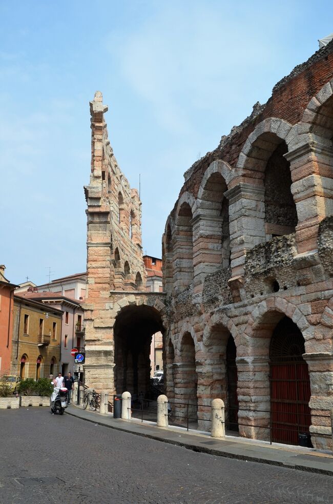 ヴェローナの歴史は古代ローマ時代に始まり、13～14世紀にはスカラ家統治下、15～18世紀にはヴェネツィア共和国の一部として栄えてきました。<br />ロミオとジュリエットの舞台ともなっている美しい街は見所満載でした。<br /><br />
