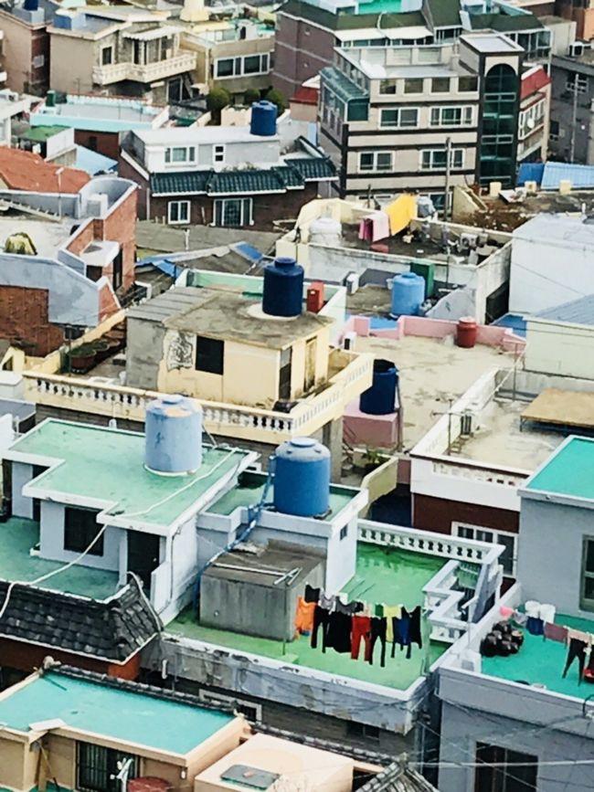 久しぶりの韓国 韓流ドラマ好きな2人組で南浦洞を拠点にした二泊三日のチープな旅行です??<br /><br />1日目 福岡国際空港から金海空港へ リムジンバスでグローバルイン南浦洞ホテルへ 付近の市場散策 <br /><br />2日目 市場での朝食後南浦洞から地下鉄、バス経由で甘川文化村を散策 バスで釜山駅へ イバクキルと168階段でルイの看板と記念撮影 一度ホテルへ戻りチムジルバンの用意をしてバスで松島スカイウォークとロープウェイへ 徒歩でソンドヘスピア(チムジルバン)へ バスで南浦洞へ 再び市場散策後ホテルへ<br /><br />3日目 最終日は買い物 チャガルチ市場、ハナロマート、ロッテマート、ホテルに戻り買い物を荷造りして残りの時間はビフ広場へ ホテルでトランクを受け取り、地下鉄から軽電鉄乗り換えで金海空港へ 飛行機で福岡国際空港へ、旅終了!