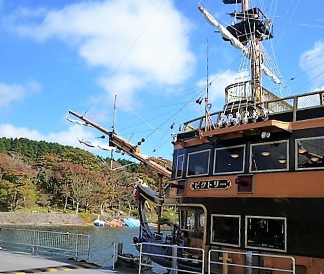 　「芦ノ湖の紅葉は湖上から見る」で、海賊船から見ました。箱根には何回も来ているのですが(温泉目当て)遊覧船には初めて！　(時期が少し早いですと噂)どうしてどうして見事な山々の紅葉を満喫しました。また、着いた箱根町港の畔屋に`どうだんつつじ`も見事でした。<br />　海賊船も複数あるんですね…行きと帰りで二つの海賊船に乗りました。<br /><br /> ◇「11月上旬　箱根の紅葉 by 車/ケーブルカー/ロープウェイ/海賊船」＆ [11月上旬　芦ノ湖の紅葉 by 海賊船]を記したものです。<br /><br /><br />