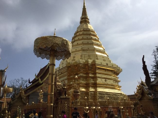 タイの古都チェンマイを散策。友人の案内で効率良く巡ることが出来ました。チェンマイにも金閣寺、銀閣寺？の存在を知った。まだ、前プミポン国王の喪の期間直後の為か、黒い衣服の人達にも多く出会い印象的な訪問でした。