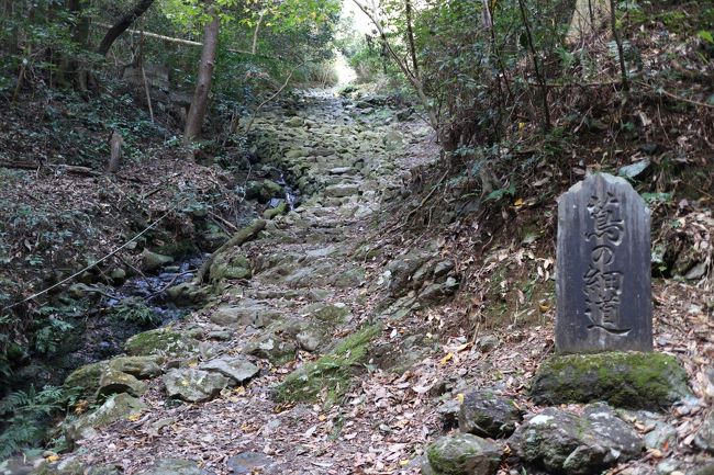 2017年11月13日(月)　国道1号線宇津ノ谷峠にある旧東海道『つたの細道』『明治のトンネル』を散策しました。10年前にも一度歩いていますが写真もなく記憶もおぼろげ。今回はしっかり記録として残しておこうと思います。出発地点は、「道の駅岡部（藤枝側上り）」です。反時計回りに1周して戻ってくる約2時間のウォーキングです。①は「道の駅岡部」から「つたの細道」までを記録。