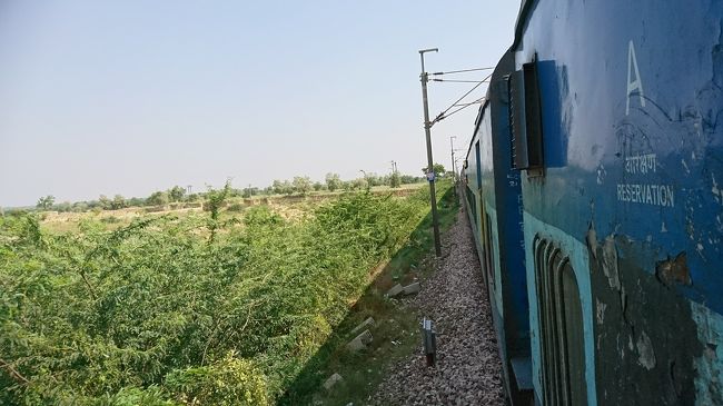 移動も旅行の楽しみの一つ。インドは列車が発達していますし、種類もたくさんあります…ただし、時間、特に到着時間はメチャクチャです。(笑)