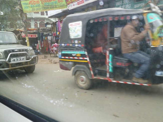 　インド内陸は乾季。雨の心配はないが霧とスモッグに悩まされ、交通機関にも影響を与える。今日も深い霧に阻まれ車はスピードダウンを強いられながら北へ向かう。2時間ほどでラージギルに到着。釈迦の時代、マガダ国の最大都市として栄えていた。現在では全く面影はなく、王舎城（古代の城跡）跡地が残っているにすぎない。<br />　ラージギルは古くは火山地帯であって今も温泉でにぎわう。小高い山は溶岩台地であって、修行者が瞑想にふけるための洞窟がたくさんある。<br />　霊鷲山（リョウジュセン）という山の頂は30坪ほどの平らな場所があり釈迦の像が祀られていて、韓国の信者一団がお参りしていた。<br />　霊鷲山を下ったところに、マンゴー畑があった。その木陰はきつい日差しを避けるには絶好の場所の様だったが、家を持たない「ダリット」の家族の生活の場となっていた。<br />　午後、ナーランダ大学跡地へ。この大学は世界最古の大学としてピーク時には1万人の学生がいたという。孫悟空で有名な「三蔵法師」もここでで学んだといわれている。<br />　今日の泊まりはビハール州都パトナ。ホテルのフロントから「外出は控えるように」忠告された。と、いうことは、治安が悪いということらしい。なるほど、16年4月禁酒法が制定されたと。実はスーツケースの中に缶ビールを持ち込んでいたのだが、法では「飲まない、売らない、持ち込まない」だそうだ。