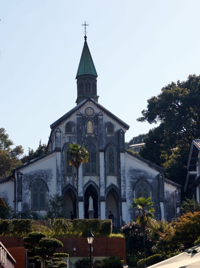 　最後の訪問地長崎に到着しました。<br />今回旅行の最終目的、飛鳥Ⅱに乗船する為です。<br />　飛鳥Ⅱの長崎出航は午後３時半、乗船は２時半を予定しています。<br />そうなると約２時間しかありません、何処に行こうか悩みます。<br />結局選んだのは、最近復元された長崎出島。<br />　出島は前回訪れた時は小さな史料館があるだけでしたが、平成28年に鎖国時代（1820年頃）の建物が復元されました。<br />将来的には海に浮かぶ出島に戻すそうです。<br />　出島は鎖国によって閉ざされた日本にとっては欧米に対する唯一の窓でした、オランダより年2隻の交易船を迎えます。<br />　ちなみに出島の面積は3924坪、駐在オランダ人は医師、料理人を含め15人程で全て男性です。尚ここで働く日本人は約100人程。<br />　出島の復元建物を見学した後、残された時間で大浦天主堂を見に行きます、天主への坂道は商店が軒を連ね一大繁華街になり驚きます。<br /> 長崎街歩きは、飛鳥乗船までの2時間、全くの短訪でした。<br />　<br /><br />