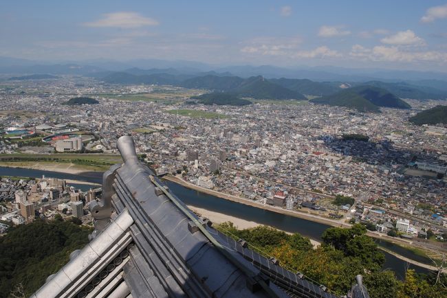 標高３２９ｍの金華山。<br />ロープウェイで上がり、山頂の岐阜城天守閣へ。<br />天守閣からは岐阜市内が一望に。<br />斎藤道三や織田信長はここから同じ景色を見て天下布武を誓ったのでしょうか？