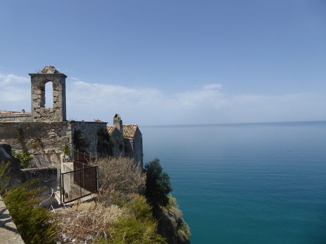 6月21日-7月12日の20泊22日、イタリア　プーリア州へ行きました♪<br />観光・グルメ・海水浴をたっぷりと楽しんできました♪<br /><br />☆Ｖｏｌ３９２：第20日目（７月10日）ペスキチ（フォッジア県ビエステ）♪<br />今日はガルガーノ半島へ日帰り。<br />ペスキチは3年ぶり。<br />快晴に恵まれ、素晴らしい。<br />旧市街の入り口である城門。<br />抜けると美しい景観が広がる。<br />素敵なお土産屋さんが増えて有名観光地に変貌している。<br />また、きれいな街並みに変化して<br />フォトジェニックな景観。<br />壁には素敵な絵、さりげなく置かれた植木鉢、素敵なランプ、路地に並べられたテーブル。<br />旧市街先端部へ行くとペスキチ城跡。<br />古城へ抜ける通路のトンネルにはペスキチの美しい風景が描かれている。<br />古城跡は展望台となっており、素晴らしい絶景が広がる。<br />遠くに3年前に訪れたトレミティ諸島の島影がみえる。<br />懐かしい。<br />ゆったりと眺めて♪<br />