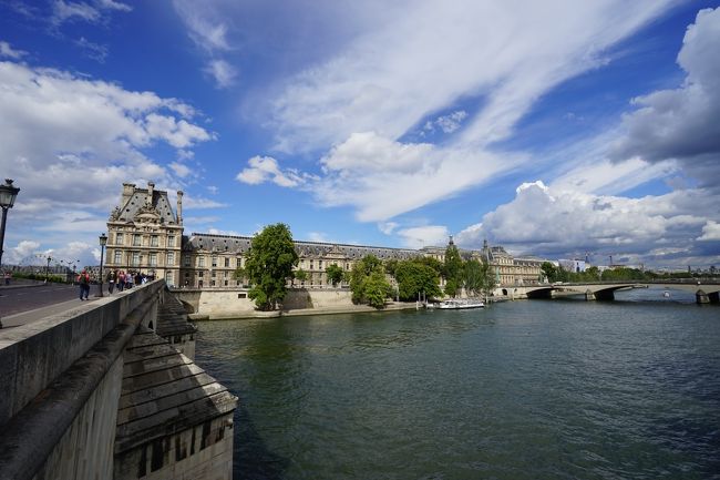 北フランスの旅6日目です。ツアーの自由行動日なのですが、午前中は希望者参加のシテ島散策に参加しました。午後からはオランジュリー美術館、オルセー美術館、ルーヴル美術館とじっくりと美術館巡りをしました。<br />首都パリを流れるセーヌ川の川岸のうち、シュリー橋からイエナ橋までのおよそ8kmが世界遺産の登録対象となっています。構成資産のうちシテ島の①ノートルダム大聖堂②コンシェルジュリー③サント・シャペル、セーヌ右岸の④コンコルド広場⑤チュイルリー庭園・オランジュリー美術館⑥ルーブル宮殿(ルーブル美術館)、セーヌ左岸の⑦オルセー美術館を廻りました。
