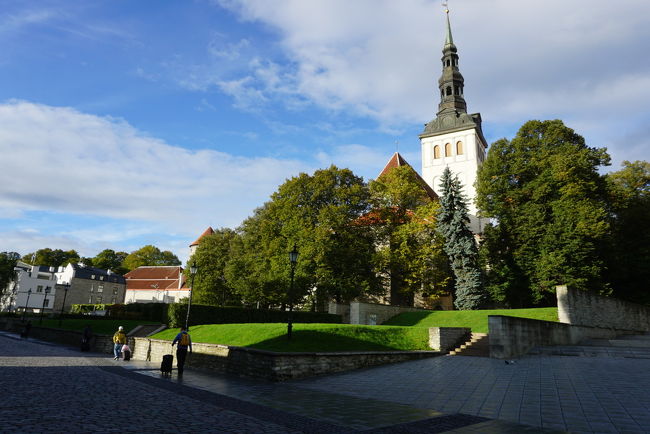 2017/10/2～10/11<br /><br />女ひとりで、バルト三国のリトアニア・ラトビア・エストニア そして北欧 フィンランドを旅してきました。<br /><br />5日目はリガの聖ペテロ教会にて、奇跡の虹を激写しました(^^)<br /><br />1日目 ヘルシンキ・リトアニア→https://4travel.jp/travelogue/11297277<br /><br /><br />2日目 リトアニア ビリニュス トラカイ<br />→ https://4travel.jp/travelogue/11297923<br /><br /><br />3日目 リトアニア ビリニュス ラトビア リガ<br />→https://4travel.jp/travelogue/11298868<br /><br />4日目  ラトビア リガ<br />→https://4travel.jp/travelogue/11299747<br /><br />5日目 ラトビア リガ<br />→https://4travel.jp/travelogue/11300984<br /><br />安全で美しく、さらに物価の安いバルト三国は毎年自分へのご褒美に訪れたいくらいです(≧∀≦)<br /><br /><br />☆普段はシンガーソングライターをしています☆<br /><br />http://kurumin.net<br /><br /><br />Twitter→@kurumimaru730<br /><br />Instagram→ kurumin_singer<br /><br />どうぞ、よろしくお願いします☆★