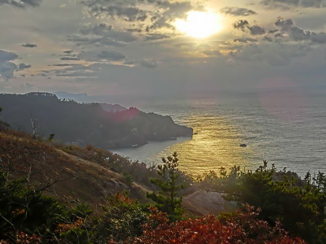 久々の国内旅行。隠岐の島へ行ってきました。<br />大阪伊丹空港より　飛行機で50分の空の旅。<br />JALのおともでﾏｲﾙを使い、二人で1万マイルと往復料金2万円。<br />島内はレンタカーを借りて移動しました。<br /><br />シーズンオフの隠岐の島は人も少なく、静かでした。<br />夜は、お店も早く閉まり土産物店もあまり開いてなくて、1日目の夕食は開いているレストランを見つけられず、スーパーで買ったお寿司になってしました。もっとリサーチしていけばよかったと反省。<br /><br />海がきれいで、山がきれいで、次回は夏に来たいな。