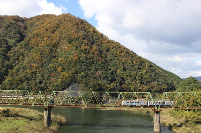 来年３月末に廃止予定のＪＲ西日本の三江線。<br />１両のデイーセルカーが５，６人のお客さんを乗せて１日５往復するだけの日本一の閑散ローカル線です。<br />江の川沿いを走る車窓のいいローカル線でもあります。<br />紅葉の時期ですので、２泊３日で三江線めぐりをしてきました。<br />