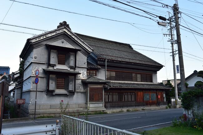 旅の行程９月２８日　郷原宿、村井宿９月２９日　松本、会田宿、稲荷山宿９月３０日　戸隠古くから善光寺平と称されてきた長野盆地の南端にある長野県千曲市稲荷山は、市域を南北に縦貫する千曲川の西岸に位置する町で、天正１０年（１５８２年）頃に築かれた稲荷山城の西側に城下町が形成されていました。慶長３年（１５９８年）の廃城の後、慶長１９年（１６１４年）に中山道の洗馬宿と北国街道の篠ノ井追分を結ぶ善光寺街道（北国西往還）が整備されると、本陣や問屋場のある北信濃最大の宿場町として機能するようになりました。弘化４年（１８４７年）に発生した善光寺地震とその後の火災により壊滅的な被害を被った稲荷山は、震災復興以降、次第に商家町としての性格をもつようになり、生糸や繊維製品の集散地として繁栄しました。町並みの中ほどに桝形のある街道に沿って短冊形に配置された敷地には、街道に面して主屋が建てられ、その背後に土蔵や附属屋が建てられています。現存する町家は、弘化４年の震災以降に建てられたもので、白漆喰塗籠めの厨子二階建てが主流を占めていますが、明治時代中期以降、商家町として繁栄していた頃の名残も留めており、本二階建ての重厚な土蔵造りの町家や白壁の土蔵が建ち並ぶ、見応えのある町並みを見ることが出来ます。