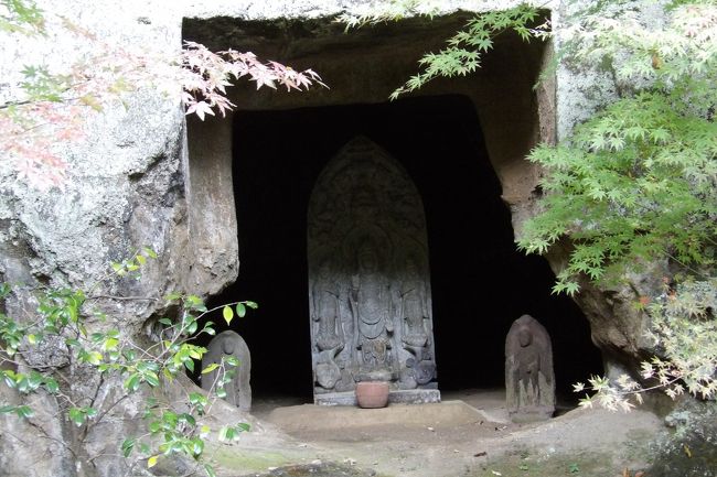 　鎌倉市浄明寺5にある長盛山松久寺にはやぐらがある。駐車場横の崖にある1基だけのやぐらと客殿裏の崖にある1基だけのやぐらである。これまで見てきた鎌倉のやぐらは崖には数基づつあるのが普通であり、駐車場横の幅の長い崖に1基だけしかないのは初めて目にした。また、本堂横の客殿の裏にもやぐらがあるが、これも崖に1基だけである。このやぐらの中には石仏などが祀られているが、戦後になってから祀ったものであろう。<br />　また、松久寺の向かいの山の崖にも鉄の網越しにやぐらが見える。<br />（表紙写真は松久寺客殿裏のやぐら）