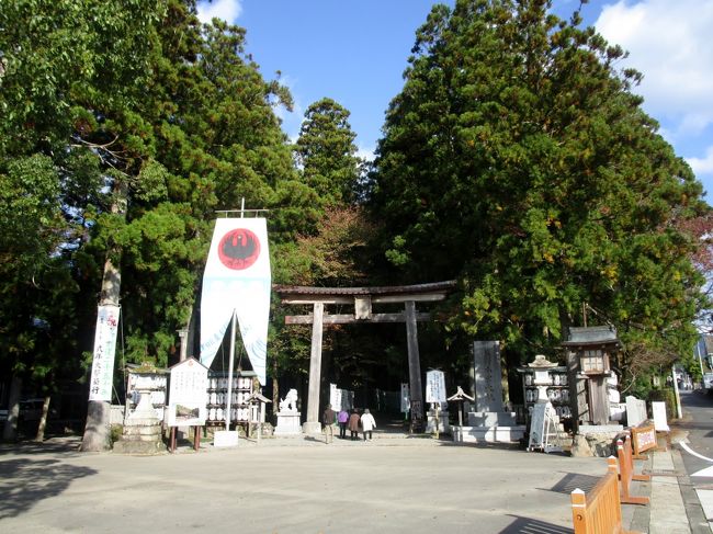 2月の竹富島＆石垣島に続き、中学時代の仲間達と旅行に行ってきました。目的地は&quot;串本＆熊野&quot;。竹富島＆石垣島がサイクリングをしたり、海釣りをしたり、カヤックをしたりとアクティブな内容だったので、今回はのんびりと世界遺産を楽しむ旅行を企画。しかし、実際は・・・・・。<br /><br />最終日、いよいよ熊野本宮へ。車でサクッと行けますが、古の旅人に倣い熊野古道を歩き熊野本宮へ向かいます。<br /><br />■日程<br />2017/11/14<br />　羽田→南紀白浜<br />　・串本海中公園　・潮岬　・樫野埼　・橋杭岩　＜泊：南紀勝浦温泉＞<br />2017/11/15<br />　・熊野那智大社　・神倉神社　・熊野速玉大社　・瀞峡めぐり　＜泊：川湯温泉＞<br />2017/11/16<br />　・熊野古道 中辺路プチトレッキング　・熊野本宮<br />　南紀白浜→羽田