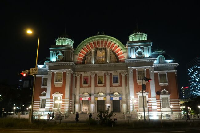 大阪市中央公会堂は来年で竣工から100周年なのだそうです。<br /><br />大阪にたくさん残る素敵建築、なかでもちゃんと現在もお店や事務所として元気に活躍している素敵建築を目で見て楽しみ、深く知ってさらに楽しむ「生きた建築ミュージアムフェスティバル大阪（イケフェス）」というイベントがあります。<br /><br />大阪の素敵建築の大代表、中央公会堂もイケフェスの一環で、普段公開していない「特別室」などを自由に見学OKの日があるというので、行ってきました。<br /><br />堂島川と土佐堀川に挟まれた中洲地帯に、日本銀行、大阪市役所、図書館と並んでかつての商都大大阪の風情を醸し出しつつ、中でも堂々たる存在感を放つ大阪市中央公会堂。<br />大正７年竣工、ひとりの株の仲買人が個人の資産から１００万円（今なら数億くらい？）を寄付したことで企画され、建築が始まったのが中央公会堂のはじまり。<br />しかし寄付した当の本人は株の損失により自殺をしていまい、完成を見ることは無かったといいます。<br /><br />一時はだいぶくたびれていたようですが、耐震・免震補強され、バリアフリー化してリニューアル。<br />重要文化財です。