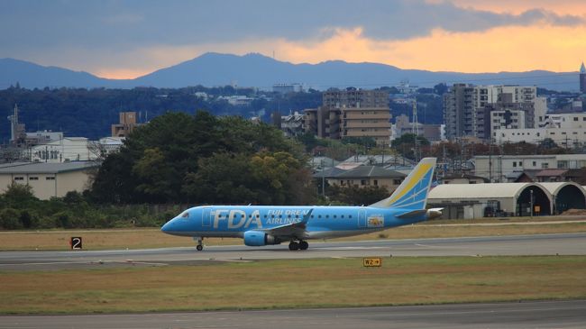 今月末には愛知航空ミュージアムと<br />ＭＲＪミュージアムもＯＰＥＮします<br />たまたま、プレオープンに参加できたので<br />集合時間前に小牧空港を覗いてきました<br /><br />日の出時間が遅くなってきたので<br />朝焼けでないかと期待してきたんだが<br />雲が厚くポツポツと雨まで降る天気でしたが<br />平日なのに沢山の同業者（カメラマン）が居ました<br /><br />みなさん、今週末開催の岐阜基地祭での<br />練習フライト狙いも兼ねていて<br />いつも以上に会話が盛り上がりました<br /><br />ＭＲＪミュージアムは<br />まだ公開前なので詳しくは書けませんが<br />愛知航空ミュージアムとのセットがお勧めですね<br />愛知航空ミュージアムからバスで送迎されるんで移動も楽々<br />ＭＲＪミュージアムは自由に見学できず<br />グループ単位での集団移動となるので<br />見学は要予約が必要ですね！<br />館内写真撮影禁止で受付でスマホとか<br />ロッカーへ預けますが<br />お土産コーナーとジュースの自販機が有るので<br />財布は入れないように（見学後出せば良いですけど）<br /><br />ドリンクの自販機で購入すると<br />合成ですが記念撮影もできるのですが<br />背景はランダムなので選べない<br />沢山の人数にも対応されてないので<br />全種類集めるには相当運が必要かもしれませんが<br />ちょっとした記念に成りますよ<br /><br />愛知航空ミュージアムＨＰ<br />https://aichi-mof.com/<br /><br />ＭＲＪミュージアム<br />http://www.mhi.co.jp/mrjmuseum/<br />