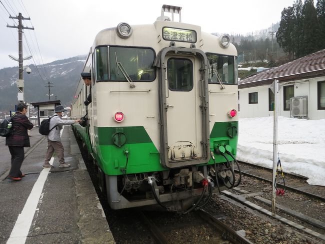 ご覧いただきありがとうございます。<br /><br />青春18きっぷの残りが２回分あるので一泊二日で旅をすることにしました。（日帰りの長距離旅がチョッとだけ辛くなった50歳のオジサンです）<br /><br />長野県出身と言うこともあり、雪を眺めながらの乗り鉄旅も良いかな～と、思い上越線経由只見線をセレクトしました。<br /><br />只見線の乗り鉄旅は２回目で、前回は2015年９月上旬に会津若松駅から小出駅へ向いました。今回は逆のコースで小出駅から会津若松駅へ向います。<br /><br />名残り雪の只見線、車窓が楽しみです。<br /><br />行くぜ、会津若松へ！<br />待っててね、赤べこちゃん！<br /><br />※表紙…会津川口駅に停車中のキハ40系