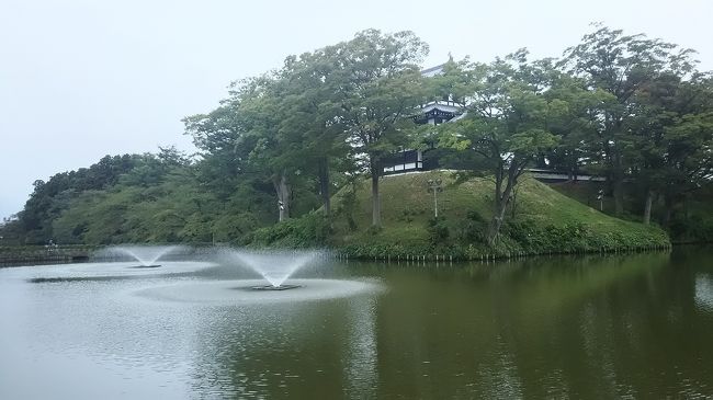 上越市の友人と久しぶりに会うことになり、新幹線パックで簡単に行けるだろうと思ったら、ネットを探しても大都市の宿泊パックしか見つかりませんでした。困ってしまいQ&Aで尋ねてみると簡単に日本旅行が企画していることがわかりました。それ以外にも、湯沢回りや昼のバスなど沢山教えてもらいました。乗車時間の短い北陸新幹線を使った出張パックの様な企画で行ってきました。いろいろと教えて頂いた皆様、ありがとうございました。<br /><br />その昔金沢へ行った時は、寝台列車が走っている頃でした。北陸新幹線が開通し、金沢より近い上越妙高まででしたが、朝食のサンドイッチを食べ終わりコーヒーを飲んでいる頃には降車駅に近づいていました。わずか一時間半の乗車で、その速さに驚きました。<br /><br />降りてからは、妙高はねうまラインに乗り換えるそうです。初めてで知らない名前でしたが、第三セクターか何かの運行でしょうか。ホームにいると、真っ赤でおしゃれな車両が入ってきました。ポスターには「雪月花」と書かれていました。眺めのよいラウンジの様な車両で豪華そうです。年配の団体さんが乗って行きました。一方隣のホームの高田行は、ローカルなベンチシートの電車で向かいました。<br /><br />降りた高田駅は、改札口や駅前のタクシーに、少しローカルらしさを出すような演出を感じました。駅には観光案内所もあったので地図をもらい、市内を散歩することにしました。しばらく歩くと、雁木通りの表示がありました。この言葉を聞いて突然思いだしたのが、子供の頃に本で読んだ大雪の町の事。冬は屋根の上まで雪が降り、それぞれの家が軒を伸ばして冬の通路を確保する、、、だったかな。今や商店街の雁木は立派なアーケードのようになっていますが、名前は町の特徴を付けたのでしょうか。<br /><br />ローカルな商店街が続くと思ったら、中に游心堂と言う古美術を扱うようなお店がありました。こんな人口の少なめな町で商売が成り立つのかなとも思いましたが、逆に旧家が多ければ思わぬお宝もあるのでしょうか。地元の陶芸家か作品展が行われていました。ポスターに「呈茶のご案内」と書かれているので、二階まで上がって見学。茶碗や花器の並ぶ中、椅子に座ってお抹茶とお菓子を頂きました。訪れた日は裏千家の先生の様でしたが、格式にこだわらずに気軽でした。<br /><br />まだまだ友人と会うまで時間があるので、高田城址公園へ歩きました。途中に地図もあるので迷わず便利です。お濠に沿って橋を渡り、着いて見ると学校?ひときわ高く「三重櫓」が復元されているので見学すると、初めて城の歴史がわかりました。戦乱の様が収まってからの城で、天守閣が無く行政のための城だったようです。<br /><br />町屋を開放して内部を見学できる家もあるようなので、街中へ歩きました。するとだんだん古い家が多くなり、昔ながらの雁木の下を歩けました。「旧今井染物家」は自由に中が見学出来、係の人が簡単に解説してくれました。「瞽女ミュージアム高田」も古い町屋が展示館になっていました。瞽女と言う存在をまったく知らず、ここで初めて資料映像や音楽を聞きました。「町屋交流館高田小町」では、昔の大雪の暮らしが写真で見られました。<br /><br />駅に着いてから、ずいぶん歩いて疲れました。早めにホテルチェックインして休み、夜は居酒屋で友人と久しぶりに会食。驚いたのは、その盛況ぶり。昼間歩いている時は人口の少ないローカルな静けさだと思っていたのですが、どこにこれだけの人がいたのかと思うくらい賑やかでした。新潟のお酒とお刺身が、美味しい夜でした。<br />