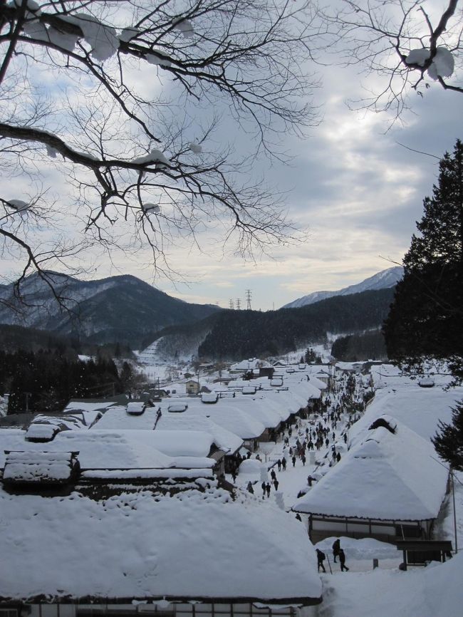 年に1度は雪が見たい！<br />今年は東京でも雪が降りかなり積もりましたが、やはり北の雪が見たくなるんです。<br />去年は山形の蔵王と山寺へ行きました。<br />今年は日帰りで福島の<br />大内宿の冬のお祭りに行ってみることに<br /><br />大内宿へ行くために<br />浅草発→会津田島駅→湯野上温泉駅<br />湯野上温泉から大内宿に行くにはタクシーかバスで10分程<br />自宅から６時間はかかります。<br /><br />※湯野上温泉から猿遊号というバスが4月から11月までは運転してます。<br />冬場はお休みですが、2月の第２土、日のお祭りの日は運転してるようです。<br /><br />しんどい旅行になりそうなので乗継の面倒がないバスツアーを検索したら<br />「四季の旅」がヒットしまして私好みのスケジュールだったのですぐネット予約しました。<br />バスで片道4時間・・・それなりにつらい旅となりました。