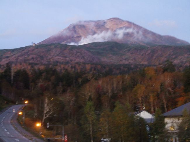 北海道で雪の最も早い大雪山方面へ、車が動ける雪の降りてこないうちにと富良野、美瑛を経由して目指します。<br /><br />９月２８日（木）早朝ニセコを車で出発、中山峠を越え札幌から道央自動車道に乗り、三笠ＩＣから富良野、美瑛を廻ります。そして、旭岳麓のホテルで泊まります。<br /><br />９月２９日（金）旭岳ロープウェイで姿見駅周辺を散策、下りて天人峡、旭川ＩＣから高速で小樽経由でニセコへ帰ります。<br /><br />　表紙は、グランドホテル大雪からの旭岳（標高２,２９１ｍ　９月２８日 １７時３０分）<br /><br />