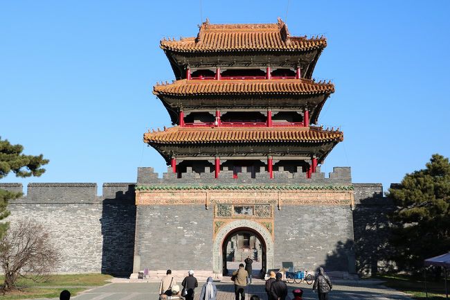 何度も行き、もう行くことはないかなと思っていた中国ですが、今年２回目の大連。<br />５月に旅順に行った際、二百三高地から霧で旅順港がのぞめなかったことと、故宮博物院のうち北京・台北には行ったものの、瀋陽の故宮博物院には行ったことがなかったので、寒い中３泊４日のツアーで出かけてきました。<br />今回は寒かったものの天候に恵まれ、念願の旅順港を二百三高地から見ることができ、瀋陽の故宮博物院にも行け、目標を達成することができました。<br />今回の旅程は、<br />１１月１０日（金）：関空より大連に行き、そこからバスで瀋陽に移動して宿泊。<br />１１月１１日（土）：午前中、世界遺産の昭陵、九・一八事変歴史博物館と瀋陽故宮博物院を見学し、バスで大連に移動して宿泊。<br />１１月１２日（日）：大連市内観光後旅順に移動し、東鶏冠山、二百三高地、水師営会見所など見学し大連に戻って宿泊。<br />１１月１３日（月）：大連の旧ロシア人街見学後、大連空港より関空に帰国<br />瀋陽へは、大連から約４５０ｋｍの距離をバスで約５時間かけて移動したので結構しんどかったです。<br />とはいうものの、ツアーの参加者が２０名のため大型バスの座席を一人が２席使えたのでその移動も思ったよりましでした。<br />２日目の瀋陽観光はたくさん写真を撮ったので２回に分けて紹介させていただきます。<br />今回は、始めに観光した世界遺産　昭陵と九・一八事変歴史博物館を紹介します。<br />館内の写真は撮りませんでしたが、九・一八事変歴史博物館の展示物は日本人にとっては衝撃的な内容でした。<br />中国の愛国教育の怖さを感じました。