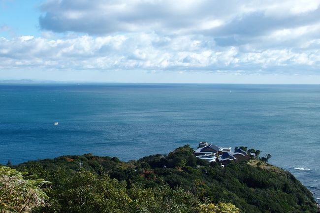   三重県鳥羽市の南側、鳥羽展望台近くの隠れ家的お宿、The Earthに宿泊して、温泉と絶景に癒され、伊勢神宮を参拝しました。<br />初日は霧、雨模様でしたが、翌朝には雲が切れて水平線に日の出をみられ、さらに遠方に富士山も見られました。<br />にぎやかな伊勢神宮を久しぶりにお参りできて、満足の小旅行でした。