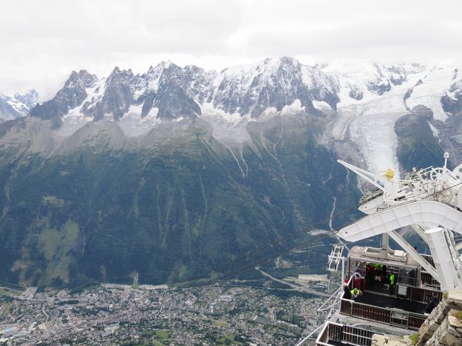 イタリア・スイス・フランスをめぐる8泊10日の旅6日目。<br />スイス・ラヴォー地区から国境を超えて、フランス・シャモニーへ。<br />登山列車とロープウェイを乗り継いで氷河のトンネルに行ってきました。