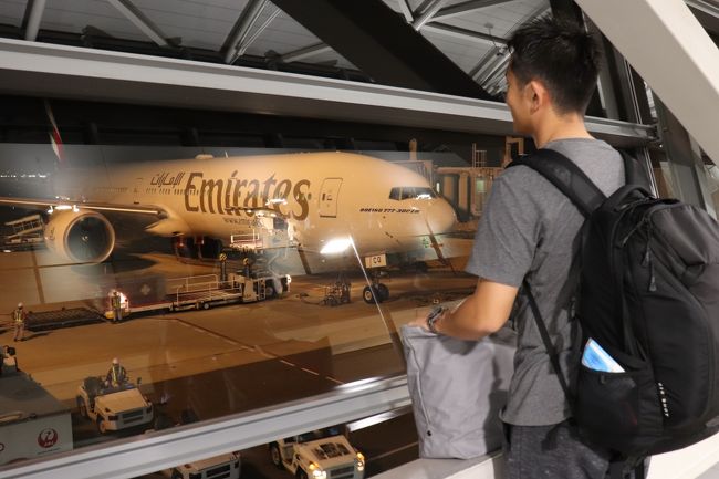 新婚旅行で地中海クルーズ<br /><br />その1 バルセロナへ<br /><br />飛行機はエミレーツ(エコノミー)<br />関空→ドバイ→バルセロナ→ドバイ→関空<br /><br />クルーズ船はMSCメラビリア(ヨットクラブ)<br />バルセロナ→マルセイユ→ジェノバ→ナポリ→メッシーナ→バレッタ→バルセロナ