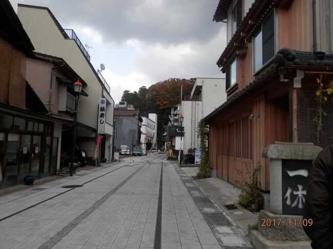 9木曜1午前粟津温泉の街歩き<br />写真は１７１１０９－１０４５．歩道になってる。高級旅館がある。寺があり石段を上る。山をおりたところでは工事中。大王寺の周りの景色が変わる。旅館「のとや」の前でもある。<br />湯快リゾートあわづグランドホテルに母と３人で２泊４階。本館大浴場は２階。