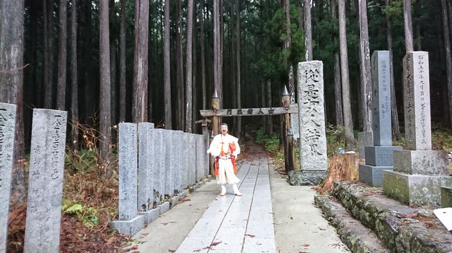 岐阜の紅葉旅から継続しての奈良旅の開始<br />今回は奈良学講座がメインだけど、<br />今週末までの開催の興福寺仮金堂での阿修羅さまも外せない！<br />幾度となくお目にかかるも、<br />その都度若々しくなっている気がする（笑）<br /><br />１日目（通算3日目）<br />　名鉄岐阜駅　→　名鉄名古屋駅　→　近鉄奈良駅　･･･　<br />　興福寺：仮金堂・東金堂　･･･　　奈良国立博物館：なら仏像館<br />　･･･　東大寺：南大門・二月堂　･･･　夕食：天極堂　･･･<br />　近鉄奈良駅　→　新大宮駅　･･･　スーパーホテル新大宮<br /><br />２日目（通算4日目）<br />　スーパーホテル新大宮　→　新大宮駅・大和西大寺駅・橿原神宮前駅・<br />　下市口駅　→　　丹生川上神社下社　→　川合：まえひら旅館で昼食　<br />　→　　龍泉寺　･･･　ごろごろ水採水所　　･･･　母公堂　→　<br />　大峰山女人結界門　→　洞川温泉　→　下市口駅・橿原神宮前駅　<br />　→　近鉄京都駅　→　東京駅<br /><br />　＊修験道の聖地、洞川へは交通の便が悪いこともあるけれど、<br />　　大峰山は今も女人結界ゆえ、なかなか足が向かなかった地。<br />　　先生（お先達）のお話を聞きながらの晩秋の洞川散策は、<br />　　あいにくのお天気ではあったが、<br />　　修験の一つと捉え（なさいと言うことでした、笑）、<br />　　また奈良の奥深さを知る旅となりました。　<br />　　