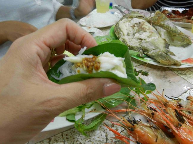 2年ぶりのホアヒンです。今年の夏休みはアナンタラホアヒンで過ごすことに決めました。<br /><br />アナンタラホアヒンのクラブ・ラグーンルームに宿泊するといろいろな特典がついています。毎日17時から1時間ラグーンバーでカナッペなどスナックとカクテル、軽いアルコールが楽しめます。無料でシャトルバスも利用できます。それをフル活用して晩ご飯を食べに街にでかけました。<br />この旅行記はホアヒンで食べた晩ご飯の記録です。(暗いところで撮った写真が多く、はっきりしていないものが多いです。ごめんなさい。)