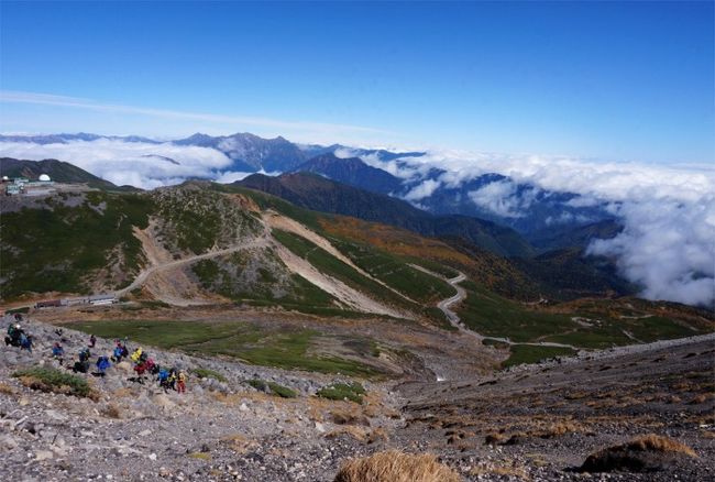 お手軽に 重要文化4棟見られちゃう 飛騨の里でタイムスリップ<br />https://4travel.jp/travelogue/11303318<br />続きです。<br /><br />今日は、お天気が良さそうだと1泊延長しての乗鞍岳登山。<br />北アルプスの紅葉景色を眺め、3000ｍ級の山頂まで登ってみます。<br />と、言っても畳平まではバスであがる、標高差300ｍ程の楽チン登山のはず。<br />高所に弱い まりも母でも体験できる3000ｍ峰登山コースに向かいます。<br />北アルプス、御嶽山が頭を覗かせる雲海と紅葉景色を眼下に見る 楽しい山歩きが出来ました。<br />