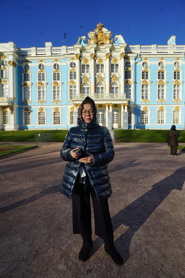 ロシアの旅6日目はサンクトペテルブルグ郊外の観光です。午前中はツァールスコエ・セローのエカテリーナ宮殿の見学です。午前10時の開門の合わせてホテルを出発します。学習院近くでバスを降り公園の脇を歩くと待機している楽団から「君が代」の演奏がありました。年配の楽団員が観光客の国に合わせて演奏するので、すぐ後に中国の国歌が流れました。抗日プロパガンダ映画「風雲児女」の主題歌だった曲です。プーシキンが通った学習院の建物と銅像を少し見学して開門の10分前に先頭で並びました。この黒い鉄の門は「おろしや国酔夢譚」でエカチェリーナに謁見するために大黒屋光太夫が馬車でやってくるシーンに映っていた門です。緒形拳の姿が目に浮かび感無量でした。開門と同時に宮殿に入りますが、ここでもクロークで荷物を預け、靴カバーを履いてから見学です。早い時間だったのですが結構な混雑です。ただ、各部屋には係員さんがいて同じ部屋に団体が重ならないように調整するのでストレス無く見学できます。宮殿も広いですからね。映画に出てくる部屋や調度品を見つけるのも楽しいので、ここに来るのであれば「おろしや国酔夢譚」は観ておいた方が良いと思います。ほとんどの廃油さんはもう亡くなっていて、元気なのは西田敏行くらいでしょうか。琥珀の間は第二次世界大戦の略奪が想像できないほどの完成度で修復されていました。写真撮影はこの部屋だけできないので絵葉書の写真を見て思い出しています。驚きなのはこの宮殿はレンガの躯体を残してほぼ全焼しています。その当時の写真も残っていていますので、修復された宮殿を見学した後に複雑な思いになると同時にロシアの人々の努力と忍耐力を感じました。陸続きの国では侵略と破壊は常に隣り合わせの生活だったのでしょう。この日は終日観光の最終日でしたが、天気も良く絶好の観光日和でした。