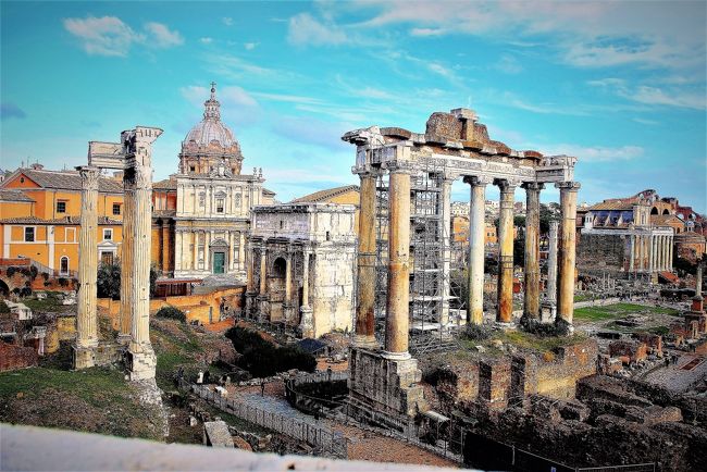 　<br />　ローマ旅行の第３編として、「永遠の都ローマ」を投稿します。　タイトルをしていささか背伸びをした名称を付けてしまいましたが、ここは平たくローマの名所観光地巡りと理解して頂けたらいいと思います。<br /><br />　１２年前に訪れたローマの思いを今一度味わいたい、これが今回の旅行の起点です。　ここがよかった、あるいはここを是非とも訪れたい、こうした中での計画を進めて来た次第です。　当初は４～５月頃を予定していましたが都合により延びてしまいました。　延びた事はより綿密な計画という言い方よりは、長い期間あれこれ考えることができてよかったかもしれません。　逆にこの期間は昼間が短くなり、数多くの所に行けない事になります。<br /><br />　では「ローマ観光地巡り」という事でスタートします。 できる限り日付け・時間順に進めたいと思っています。<br />                        (写真・カンピドーリョ広場から見るフォロロマーノ)