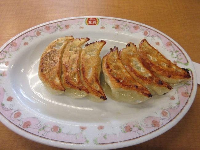 久しぶりに餃子・焼き飯が食べたくなったので餃子の王将に行って来ました。<br /><br />初めて行きましたがなかなかの繁盛店でランチタイムの時間だったので少し座席が空くまで待たされました。<br /><br />餃子はさすが看板メーニューだけあって焼き具合も丁度良く外パリパリ中ジューシーで美味しかった、焼き飯は多分作り置き<br /><br />を持ってきたのか今一つだった。鶏のから揚げは美味しかった。<br /><br /><br /><br /><br />